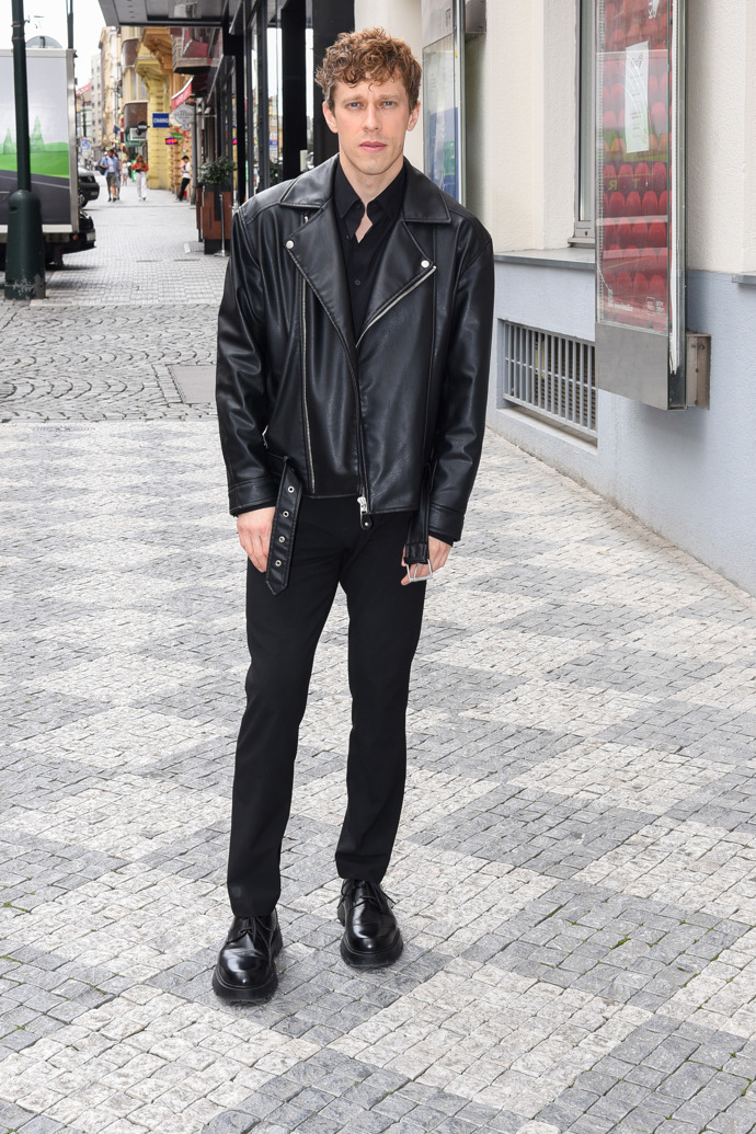 Outfit Vladislava Plevčíka, který se letos ukázal v roli zpěváka Duchoně, je dokonalý. V jednoduchosti a volbě kvalitních materiálů je veškerá krása. Kožená bunda, košile, černé kalhoty a trendy robustní boty. Stylistka Nikola Jankovská by nic neměnila. 