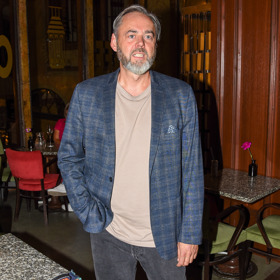 Džíny, sako a triko - častý výběr mužů, který je sice jednoduchý a zdá se, nedá se na něm nic pokazit, ale například tady by to chtělo dva kousky vyměnit. 