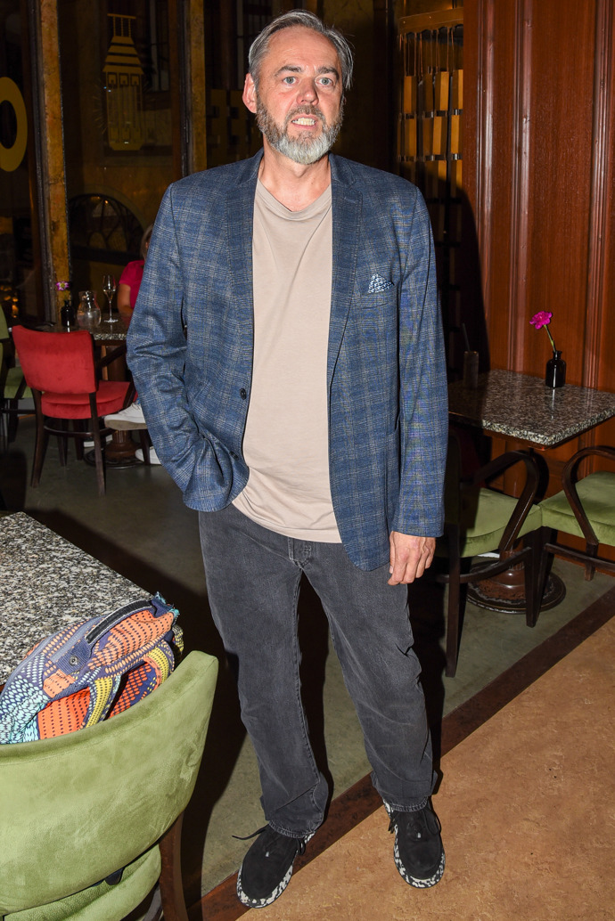 Džíny, sako a triko - častý výběr mužů, který je sice jednoduchý a zdá se, nedá se na něm nic pokazit, ale například tady by to chtělo dva kousky vyměnit. 