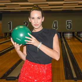 Michaela Tomešová oblékla flitrovou mini sukni, která byla výrazná i červenou barvou.