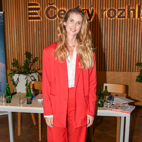 Oblékla svůj oblíbený červený kalhotový kostýmek a doplnila jej o bílou košili s rozhalenkou a černé polobotky.