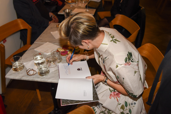 Martina Viktorie rozdala ten večer velké množství autogramů. 