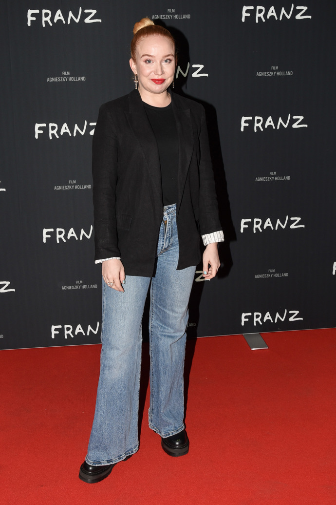 Herečka Alena Doláková doplnila černé sako klasickými džínami do zvonu.