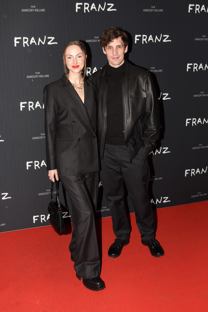 Moderátor Čestmír Strakatý oblékl černou koženou bundu, jeho manželka černý kalhotový kostým.  