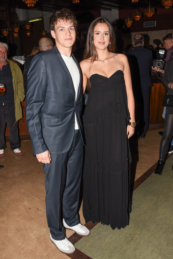 Mladší dcera Ivy Kubelkové, Karolína Jirásková, oblékla černé večerní šaty bez ramínek. Pochlubila se sympatickým doprovodem. 