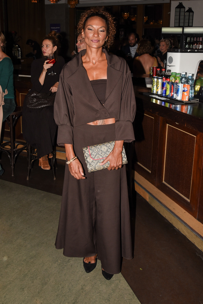 Moderátorka Lejla Abbasová ukázala bříško v hnědém kompletu. Doplnila jej barevným psaníčkem. 