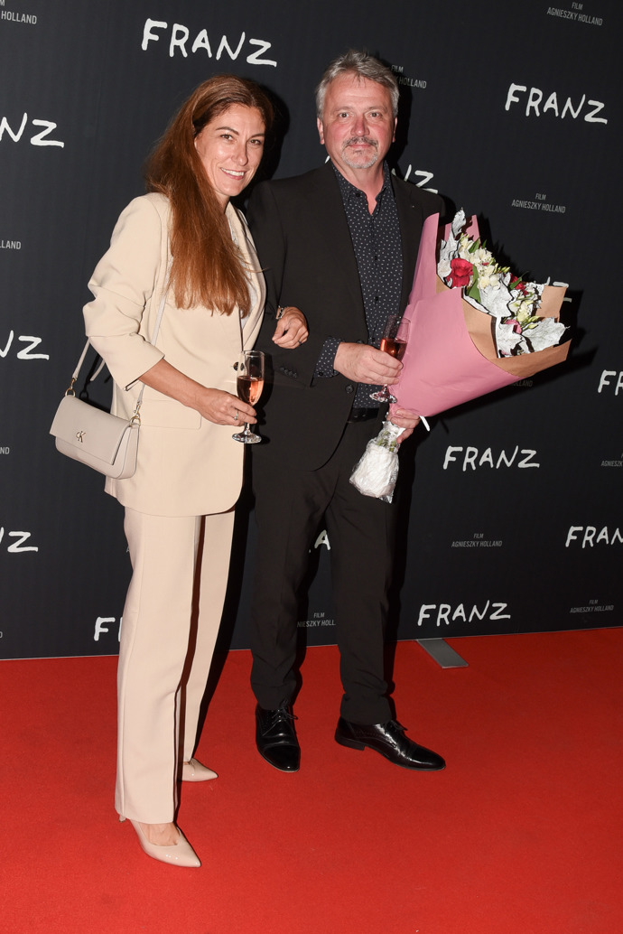 Nedávno se Eva Decroix objevila na filmové premiéře v béžovém kalhotovém kostýmku. 