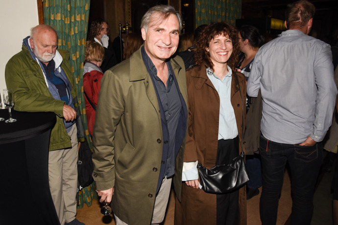 Herec Jiří Macháček oblékl zelený khaki kabát a tmavě modré sako. Přišel ve společnosti partnerky, režisérky Kristiny Dufkové. 