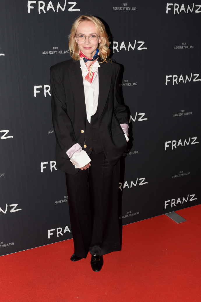 Herečka Jana Plodková vyrazila v pánském stylu. Pod černé sako oblékla bílou halenku a outfit rozzářila barevným hedvábným šátkem.  