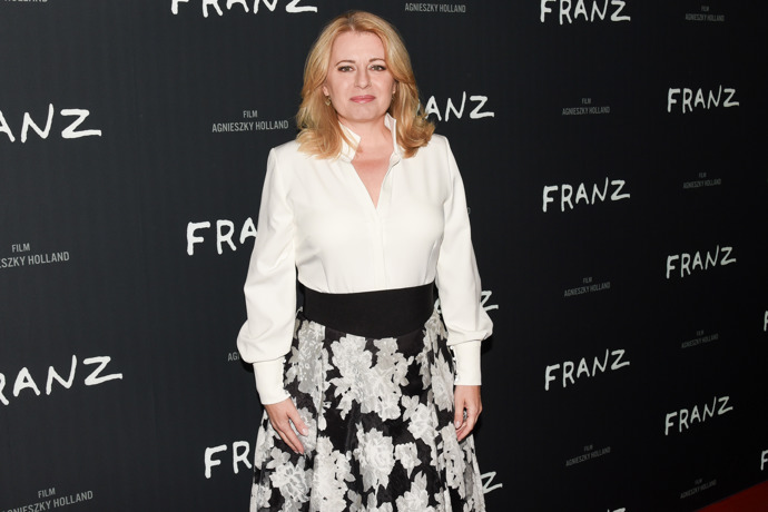 Zuzana Čaputová vyrazila v bílé košili a černo-bílé sukni na filmovou premiéru. 