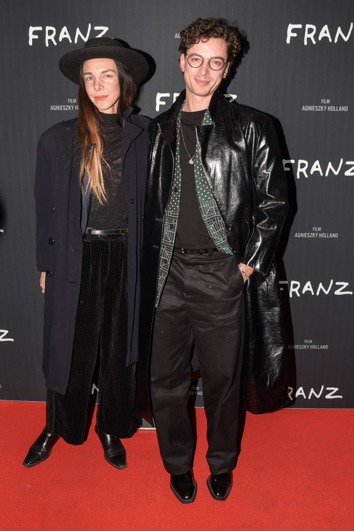 Herec Jan Cina zaujal dlouhým černým koženým kabátem. 