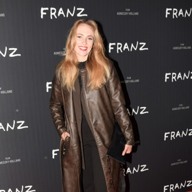 Populární kožený kabát má ve skříni i herečka Elizaveta Maximová.