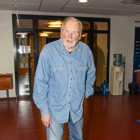 Smrt manželky Jiřího Štěpničku zasáhla. Přesto se nevyhýbá společnosti ani práci. A stále rád nosí svoji oblíbenou džínovinu.