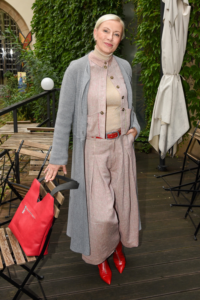 Šansoniérka a herečka Renata Drössler zvolila zajímavý vrstvený outfit. Jeho barvy by jinak možná působily usedle, ale červené doplňky celý look rozzářily a povýšily ještě na další stylingovou úroveň