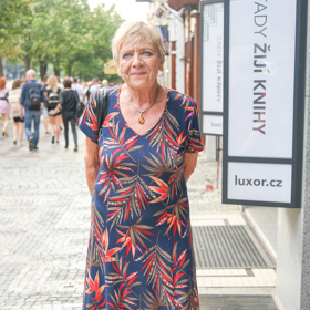 Jaroslava Obermaierová nosí také pestrobarevné šaty v délce po kotníky.