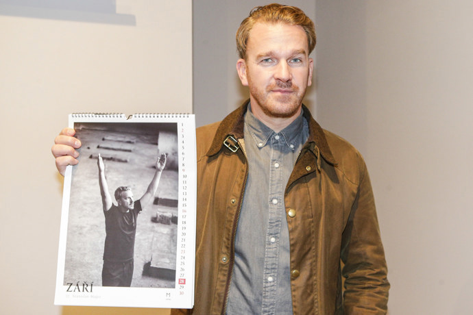 Herec nosí také bundy s kontrastními límečky.