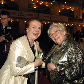 Stella Zázvorková dva roky před svojí smrtí na archivním snímku z roku 2003 - se svojí kolegyní Ivou Janžurovou.