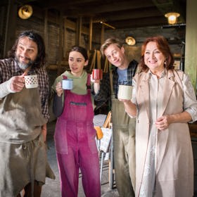 Seriál se odehrává v rodinné továrně na housle. 