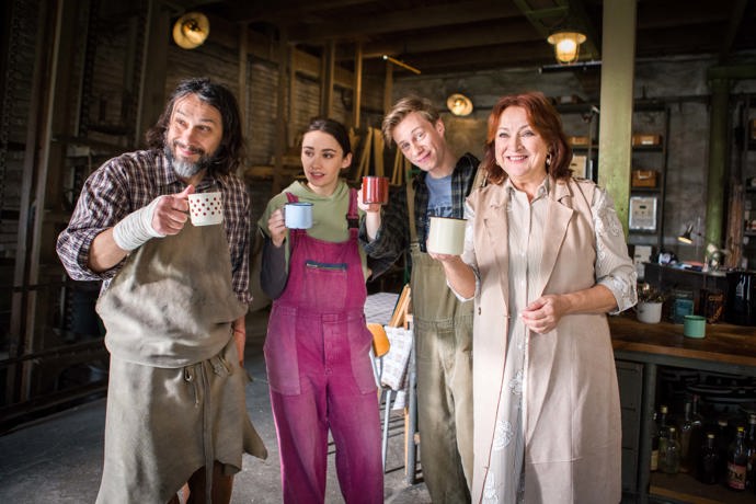 Seriál se odehrává v rodinné továrně na housle. 