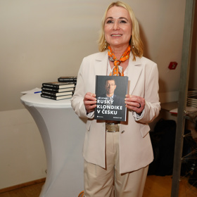 Ministryně obrany Jana Černochová je milovnicí kostýmků. Do společnosti vynesla i tento smetanový kalhotový kostýmek doplněný o oranžový hedvábný šátek. Šátky jsou jejím oblíbeným doplňkem.