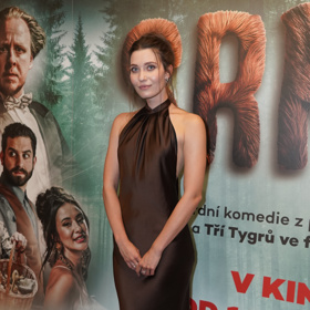 Krásná Sára Erlebachová na premiéře.