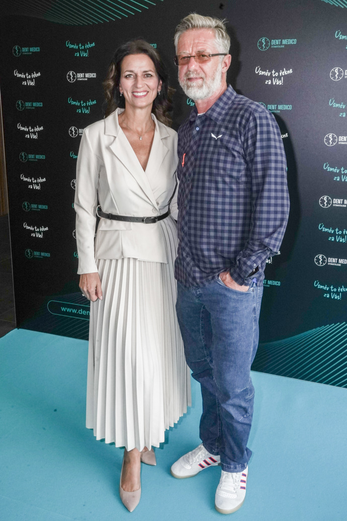 Adéla Gondíková přišla v doprovodu Jiřího Langmajera. Ten oblékl ležérní kostkovanou košili, džíny a bílé tenisky. 