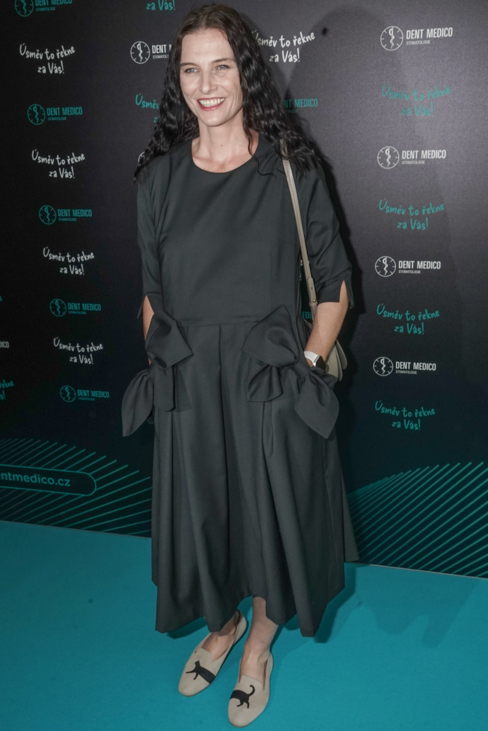 Iva Frühlingová vynesla černé šaty s mašličkami na místě kapes a doplnila je vtipnými botami s motivem černé kočičky. 