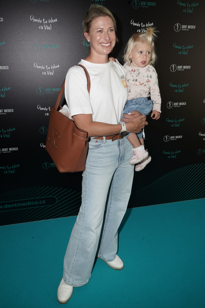 Tenistka Andrea Sestini Hlaváčková se svou mladší dcerou Beou. Tenistka oblékla jednoduché bílé tričko bez potisku, džíny a k tomu hnědou koženou kabelku. 