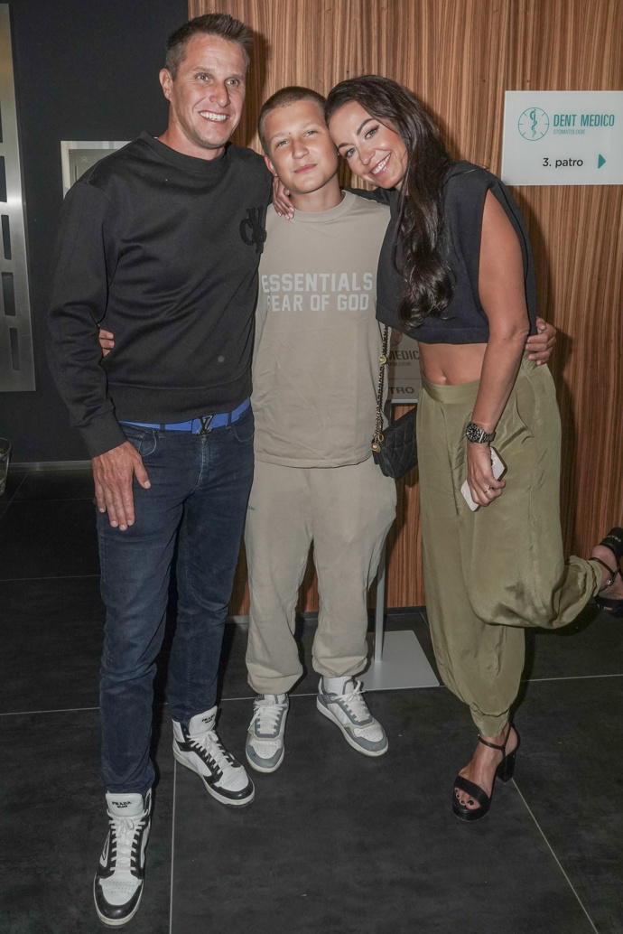 Agáta Hanychová vyvedla do společnosti syna Kryšpína i manžela Miroslava. Oba chlapci nazuli tenisky, Kryšpín oblékl béžovou teplákovou soupravu. 