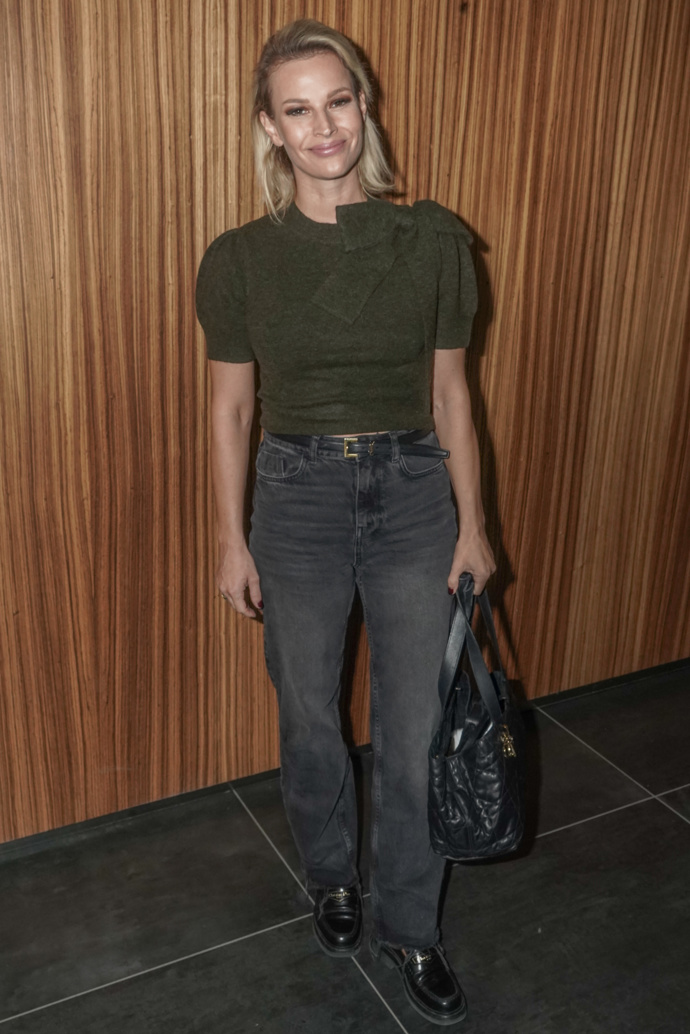 Petra Svoboda vyrazila do společnosti v tmavě šedých džínách a tmavě zeleném tričku s mašlí. 
