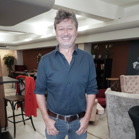 Karel Janák by pro lepší styling mohl přidat sako, které by mu dalo i možnost lépe schovat potřebné nezbytnosti, než je mít nacpané v kapsách. 