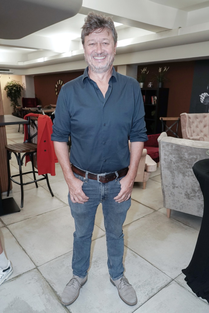 Karel Janák by pro lepší styling mohl přidat sako, které by mu dalo i možnost lépe schovat potřebné nezbytnosti, než je mít nacpané v kapsách. 