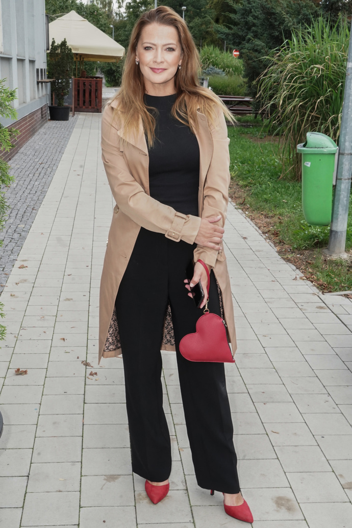 Zpěvačka Šárka Vaňková pomocí červených lodiček a sladěné roztomilé kabelky ve tvaru srdce dodala svému jinak obyčejnému outfitu módní jiskru.