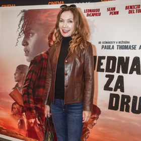 Herečka Stanislava Jachnická se ani po šedesátce nebojí kombinovat trendy kousky s nadčasovou klasikou.