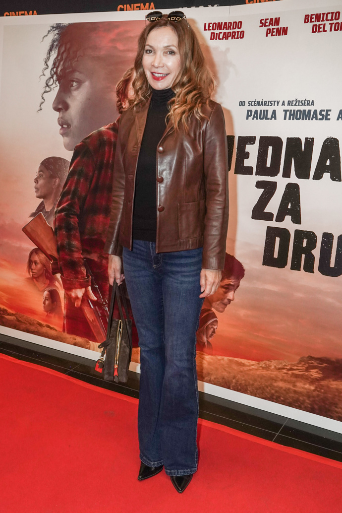 Herečka Stanislava Jachnická se ani po šedesátce nebojí kombinovat trendy kousky s nadčasovou klasikou.