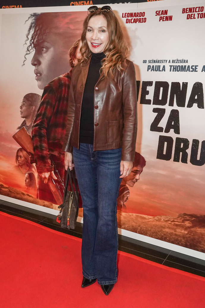 Herečka Stanislava Jachnická nosí na podzim hnědou koženou bundu, černý rolák a tmavě modré džíny, svůj look prozářila rudou rtěnkou. 