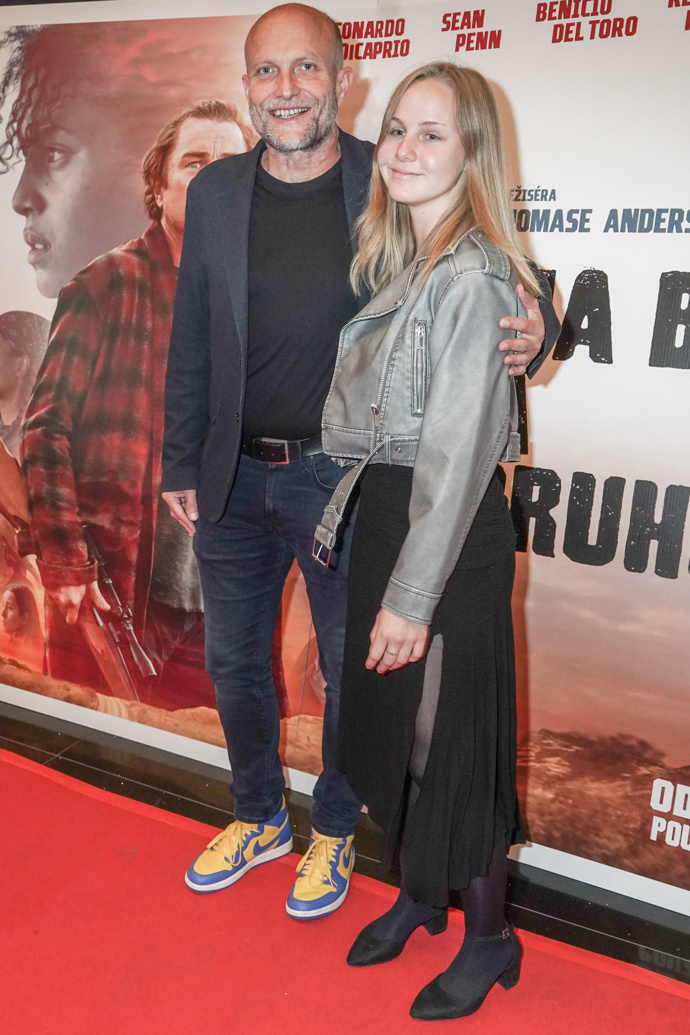 Na barevné tenisky vsadil také herec Jiří Ployhar. Ten do kina vyvedl mladičkou přítelkyni v šedé kožené bundě a černé sukni. 