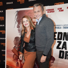 Markéta Muzikářová oblékla přes hnědé šaty černou koženou bundu a po dlouhé době ukázala i svého pana Colomba. 