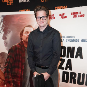 Libor Šimůnek alias Bandita z pořadu Na lovu oblékl elegantní černou košili a tmavě šedé společenské kalhoty. 