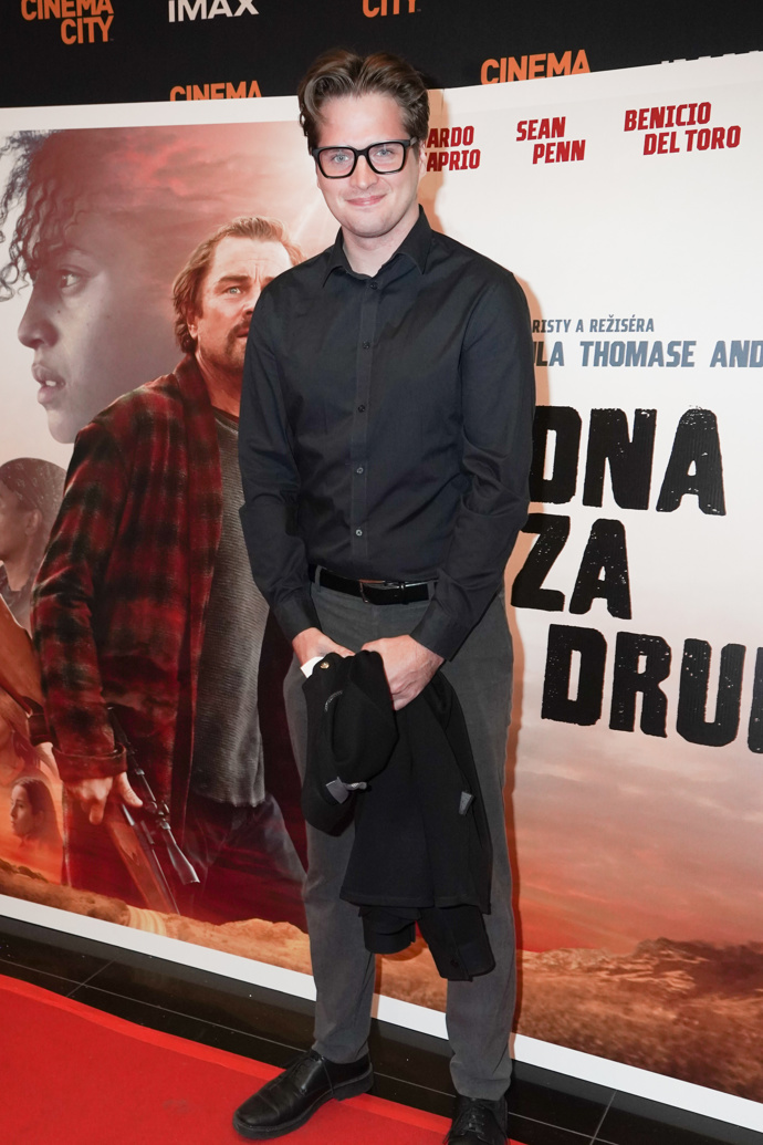 Libor Šimůnek alias Bandita z pořadu Na lovu oblékl elegantní černou košili a tmavě šedé společenské kalhoty. 