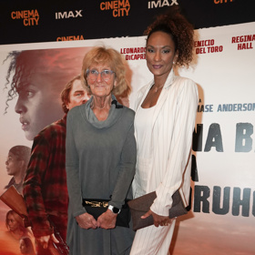 Lejla Abbasová oblékla smetanový kalhotový kostýmek od Martiny Pipkové Loudové a vyvedla do kina svoji sympatickou maminku.