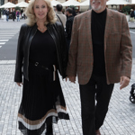 Jiřina Rosáková přišla na nedávnou divadelní premiéru v černé kožené bundě a černých šatech s kontrastním lemem na sukni.