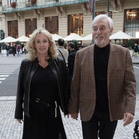 Jiřina Rosáková přišla na nedávnou divadelní premiéru v černé kožené bundě a černých šatech s kontrastním lemem na sukni. 