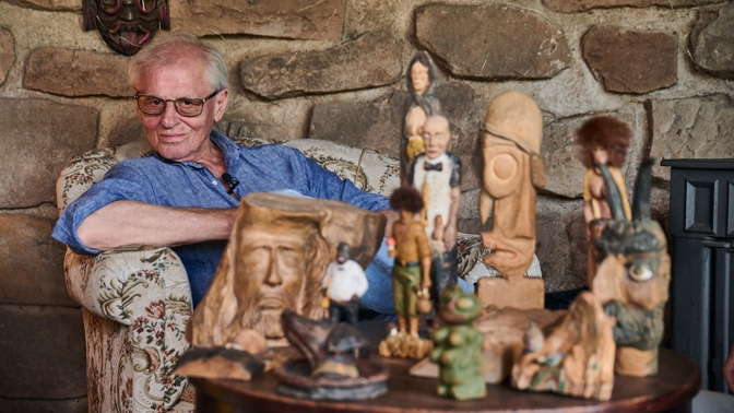 V zahradě Ladi Kerndla stojí Vigvam, což je místo, kde Kerndlovi rádi odpočívají třeba o Vánocích. Laďa zde ukrývá také nářadí, které potřebuje k řezbářské práci. A mnoho svých výtvorů.