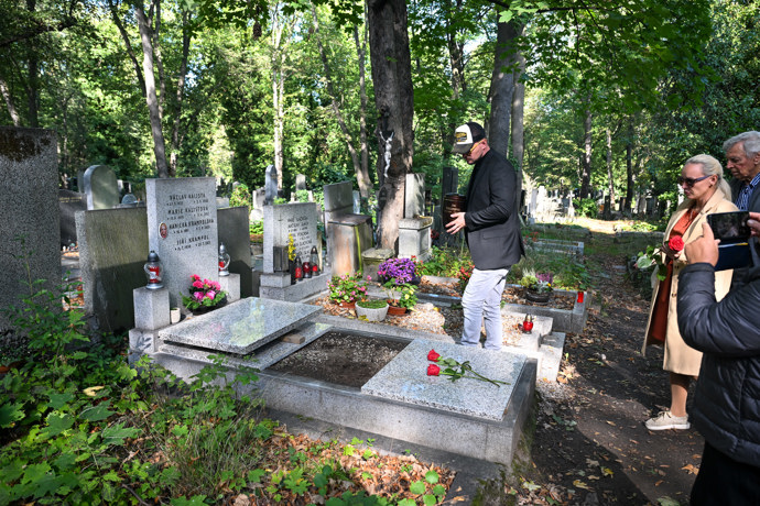 Uložení urny Jiřího Krampola v září 2025.