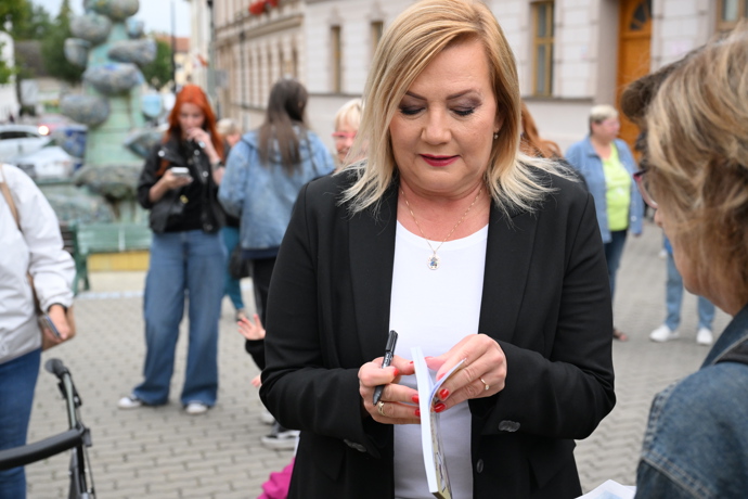 Alena Schillerová na mítinku.