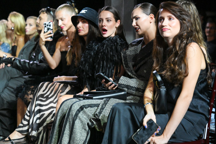 Osobnosti v hledišti během MBPFW.