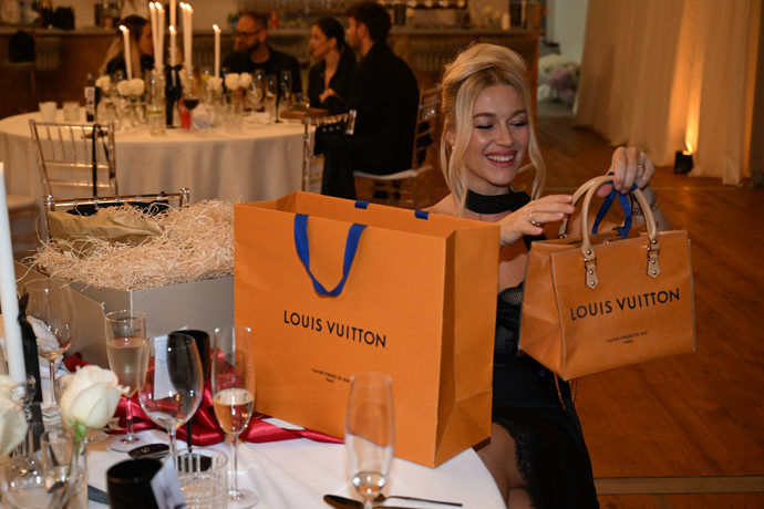 Dominika Myslivcová dostala Louis Vuitton kabelku.