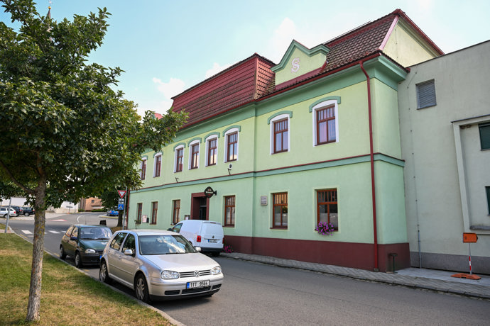 Davidova Restaurace U Jelena nyní sídlí v Hustopečích nad Bečvou. 