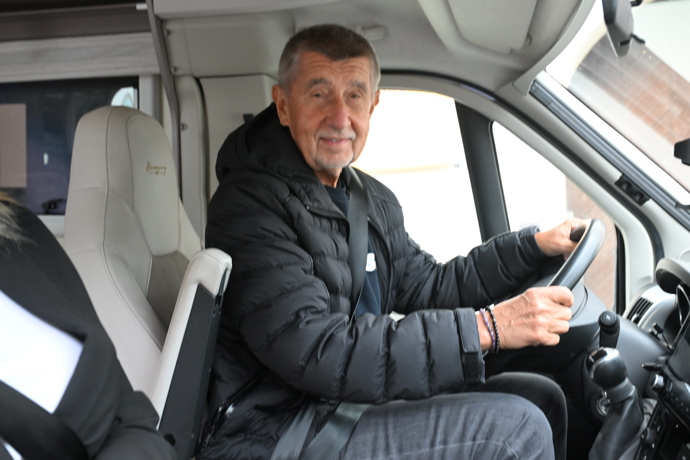 Andrej Babiš ve svém karavanu.
